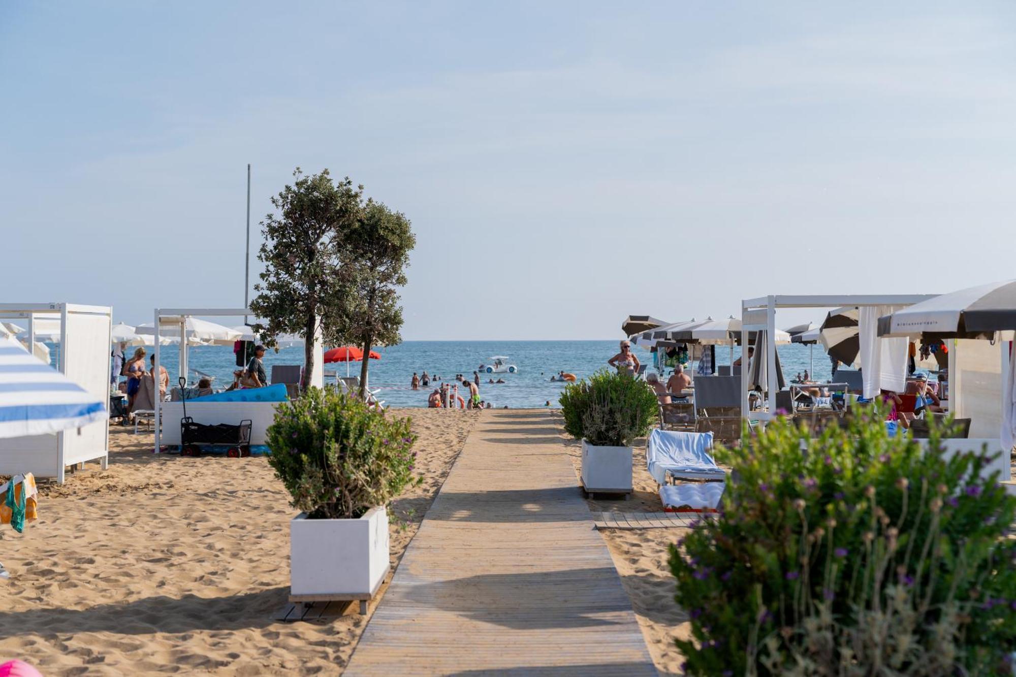 Residence Serenissima Бибионе Екстериор снимка